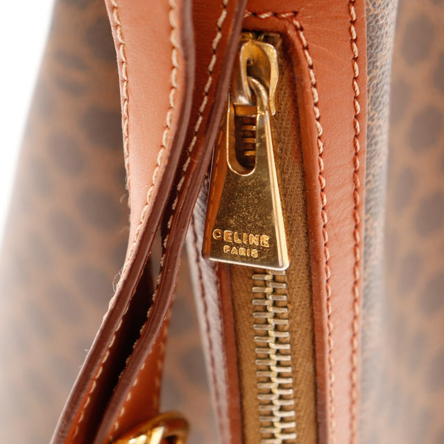 Détail curseur zip doré Celine Paris sur cuir cognac Seau Macadam — AMANA Vintage