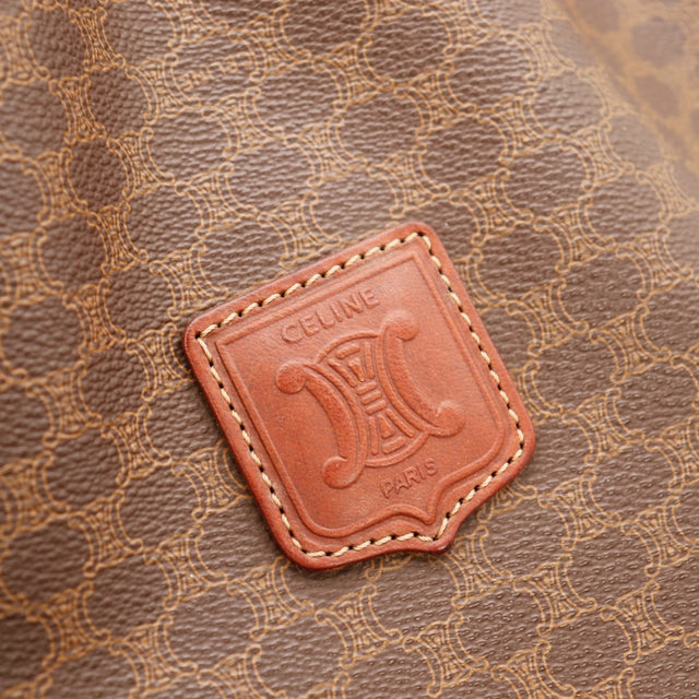 Logo Céline Paris plaque cuir embossée Macadam gros plan — AMANA Vintage