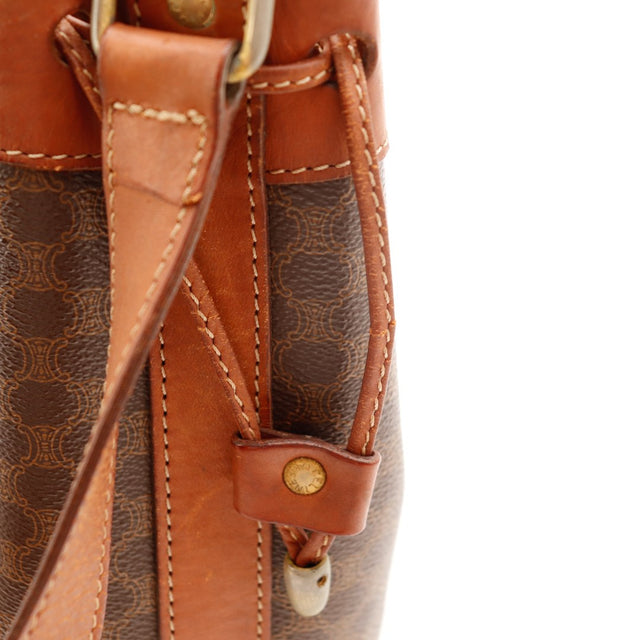 Détail fixation bandoulière cuir usé rivet doré Céline Macadam — AMANA Vintage