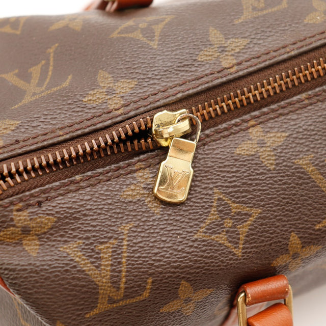 Détail extrémité cylindrique Louis Vuitton Papillon 30 cuir vachette patine caramel — AMANA Vintage