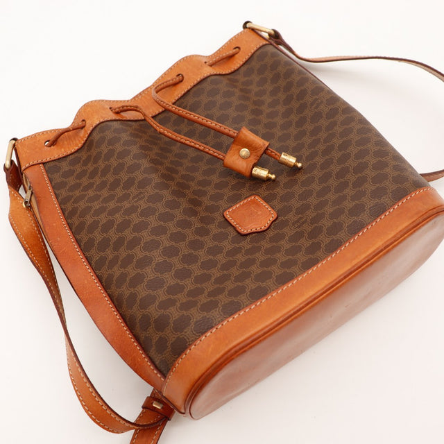 Détail fermoir cordelette et logo Celine Paris sac seau Macadam — AMANA Vintage