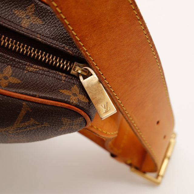 Détail tirette zip et anse vachette Louis Vuitton Croissant MM — AMANA Vintage