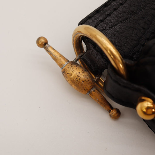 Détail piston bascule doré très usé Gucci Indy Hobo — AMANA Vintage