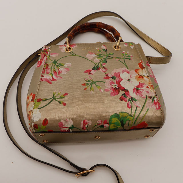 Tote Bag Bambou Flora Gucci fond cuir kaki pieds dorés vue de dessous — AMANA Vintage