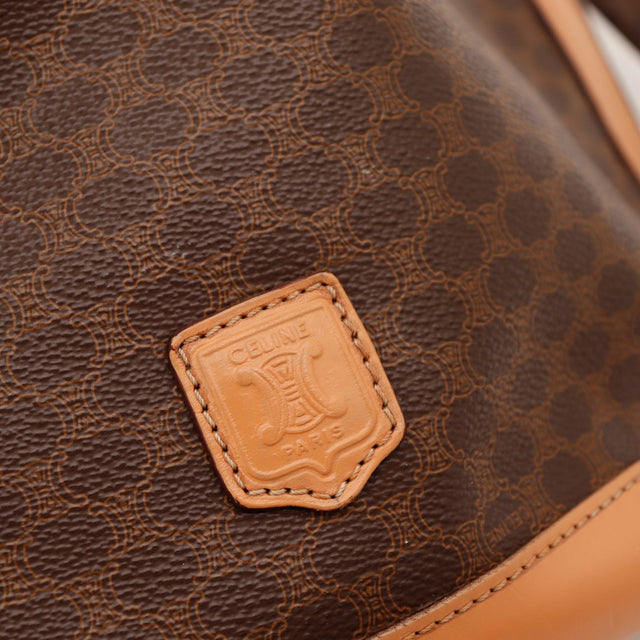 Détail écusson Céline Paris cuir naturel embossé sur toile Macadam — AMANA Vintage