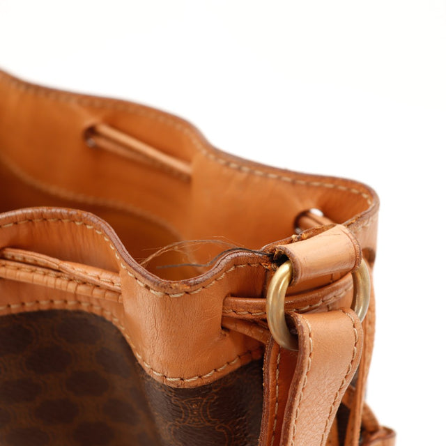 Détail cordelette et anneau Seau Céline Macadam fissure cuir à la jonction — AMANA Vintage