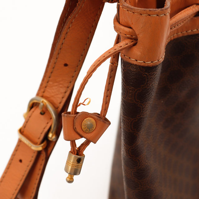 Détail système de fermeture coulissant Seau Céline Macadam stopper métal doré — AMANA Vintage