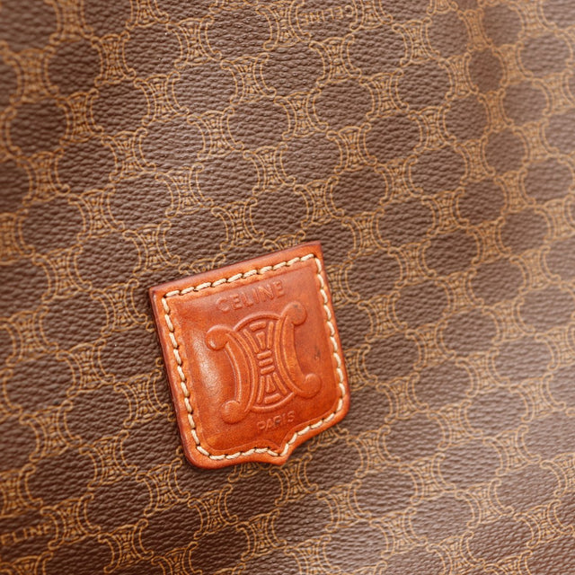 Détail bande cuir supérieure et œillets cordelière sac seau Céline Macadam — AMANA Vintage