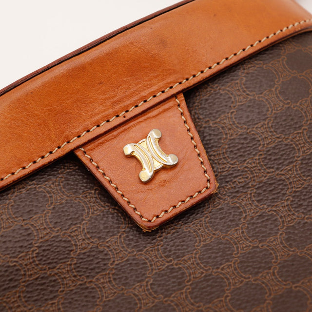 Detail fermoir Celine Seau Macadam cuir naturel et logo Triomphe dore — AMANA Vintage