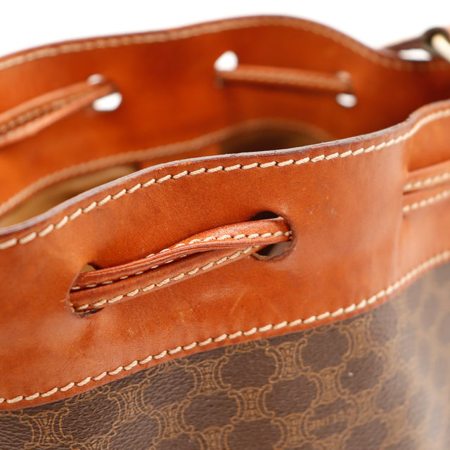 Détail écusson Céline Paris embossé cuir sur toile Macadam — AMANA Vintage