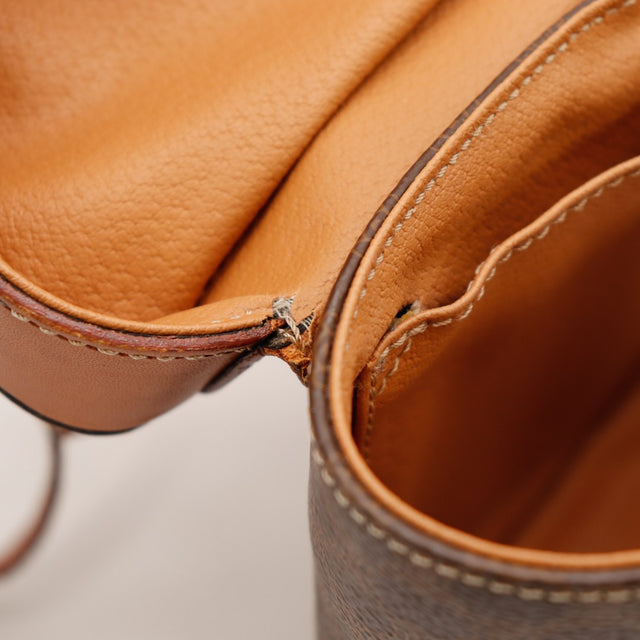 Detail couture interieure decousue Celine Seau Macadam jonction anse cote 1 — AMANA Vintage