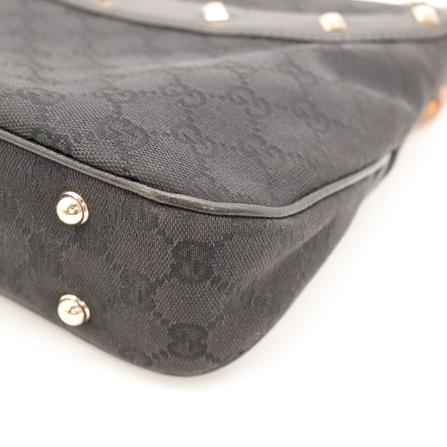 Détail coin inférieur droit Hobo Bambou Gucci cuir noir pieds argentés — AMANA Vintage