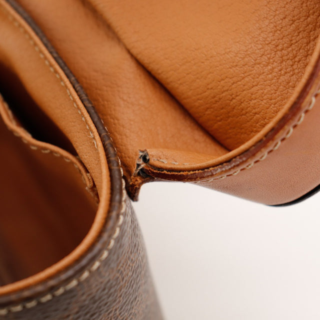 Detail couture interieure decousue Celine Seau Macadam jonction anse cote 2 — AMANA Vintage