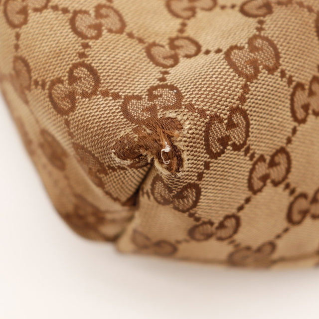 Détail effilochage coin toile Hobo Gucci — AMANA Vintage