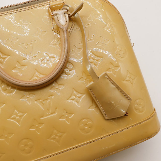 Detail coin superieur et anses Louis Vuitton Alma MM Vernis kaki — AMANA Vintage
