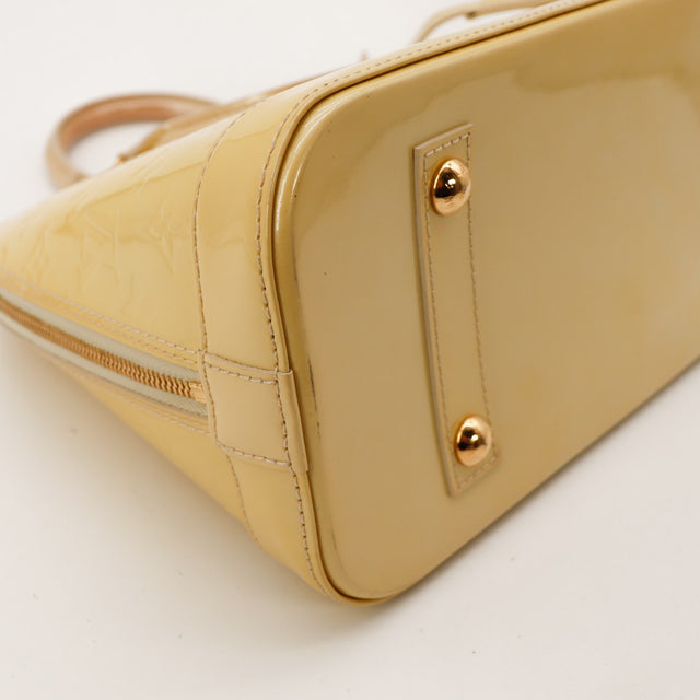 Vue coin inferieur et pieds Louis Vuitton Alma MM Vernis kaki — AMANA Vintage
