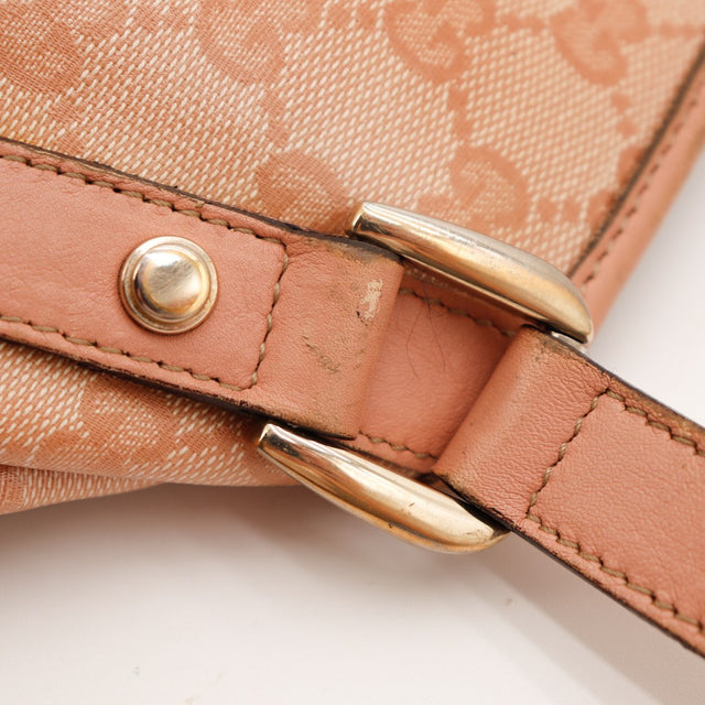Détail boucle et cuir latéral usé Gucci Hobo rose poudré — AMANA Vintage