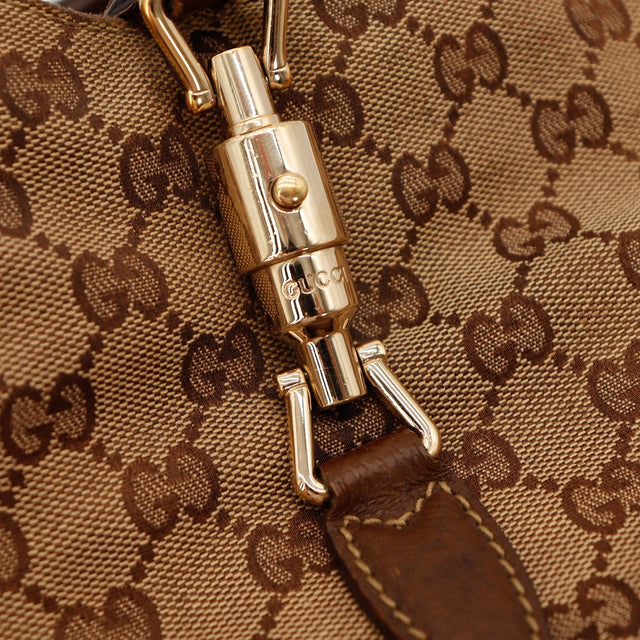 Détail piston signature doré Gucci New Jackie gros plan — AMANA Vintage