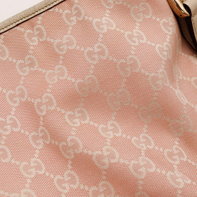 Détail macro toile monogrammée rose Gucci Hobo — AMANA Vintage