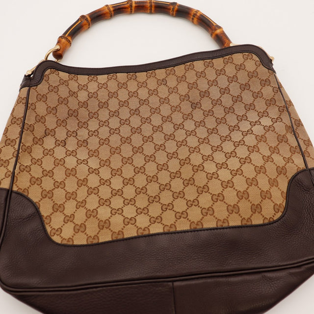 Détail face avant Gucci Hobo Bambou toile monogrammée gros plan — AMANA Vintage