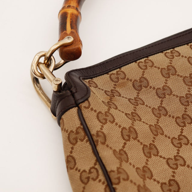Détail attache bambou Gucci Hobo Bambou anneau doré et coin cuir chocolat — AMANA Vintage