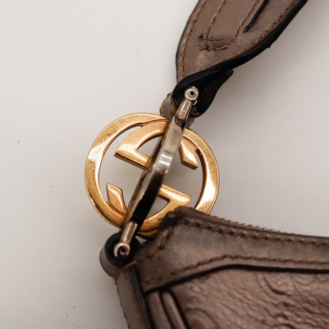 Détail anneau Interlocking G Gucci Hobo taupe plaquage usé occasion — AMANA Vintage