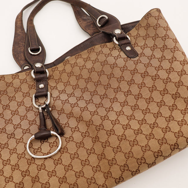 Détail fermoir Horsebit Gucci mors de cheval argenté toile monogrammée — AMANA Vintage