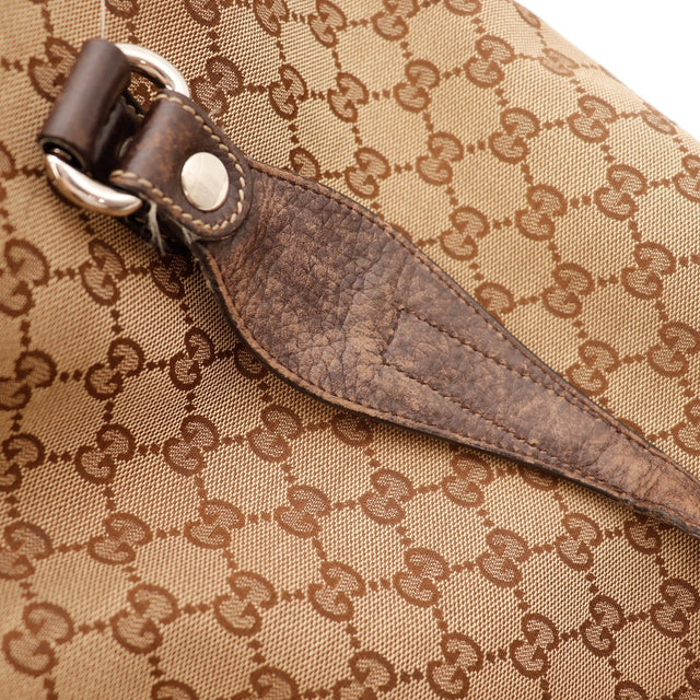 Détail anse Gucci Tote Horsebit cuir grené marron usé décoloré — AMANA Vintage