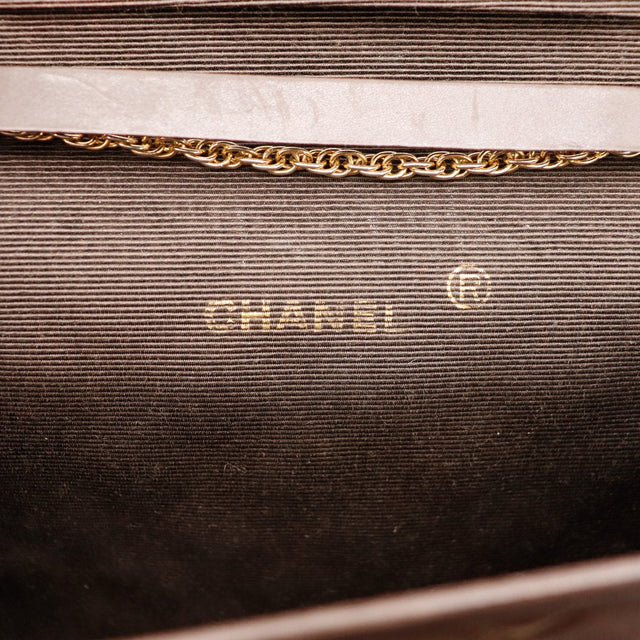 Intérieur doublure Chanel pochette matelassée avec numéro de série — AMANA Vintage