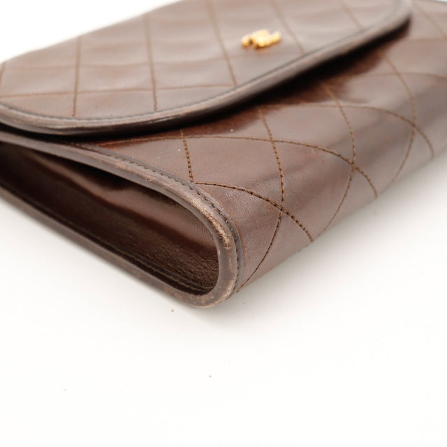 Détail coin inférieur Chanel pochette matelassée marron frottements visibles — AMANA Vintage