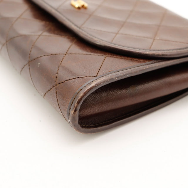 Détail coin Chanel pochette matelassée marron usure cuir — AMANA Vintage
