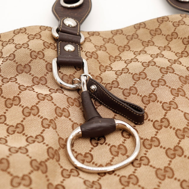 Détail fixation anse cuir marron Gucci Tote monogramme — AMANA Vintage