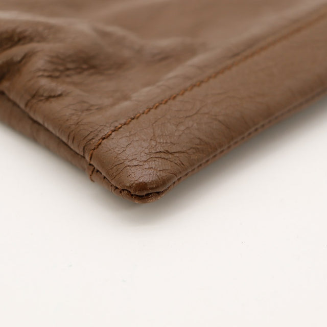 Détail coin inférieur pochette Balenciaga cuir agneau marron occasion — AMANA Vintage
