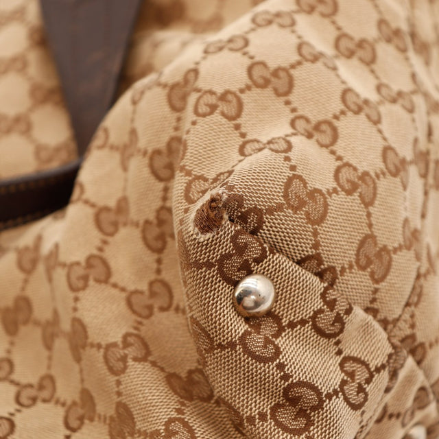 Détail coin et pieds métal Gucci Tote monogramme — AMANA Vintage