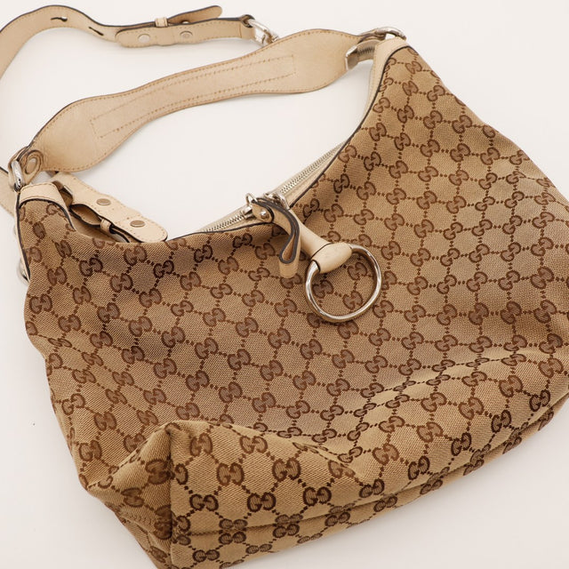Détail anse et système de fixation Hobo Gucci cuir beige argenterie — AMANA Vintage