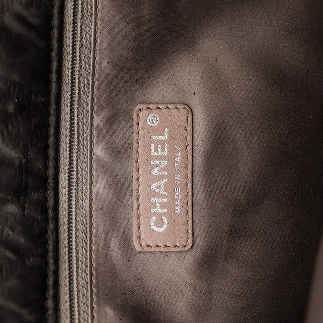 Numéro de série Chanel 1223390 sur étiquette dorée intérieure — AMANA Vintage