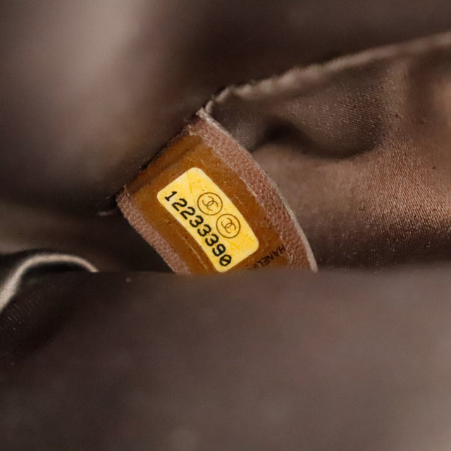 Détail bouton pression magnétique Chanel Timeless tissu matelassé noir — AMANA Vintage
