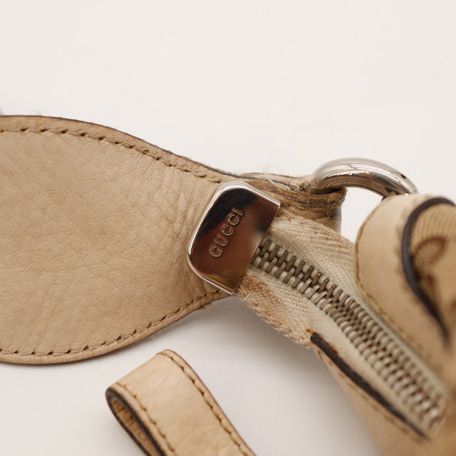 Détail curseur zip et D-Ring Hobo Gucci cuir beige signature — AMANA Vintage