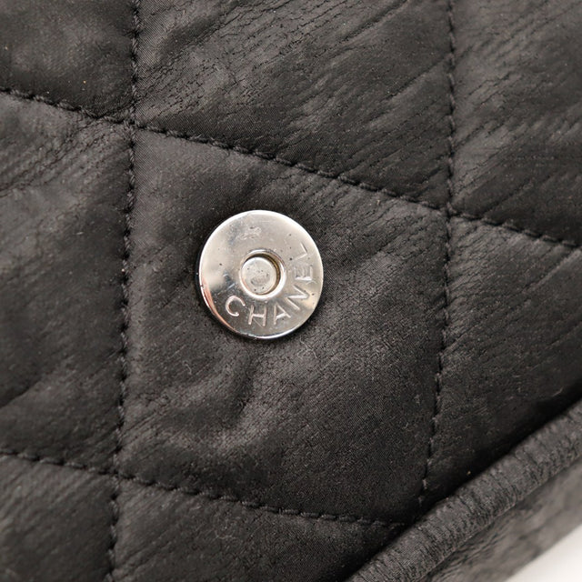 Coin inférieur droit sac Chanel Timeless tissu matelassé usure visible — AMANA Vintage