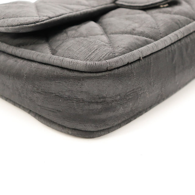 Coin inférieur gauche sac Chanel Timeless tissu matelassé frottements — AMANA Vintage