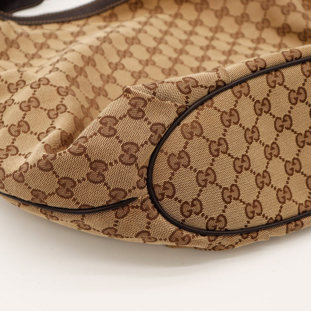 Détail coin inférieur Hobo Gucci toile monogrammée — AMANA Vintage