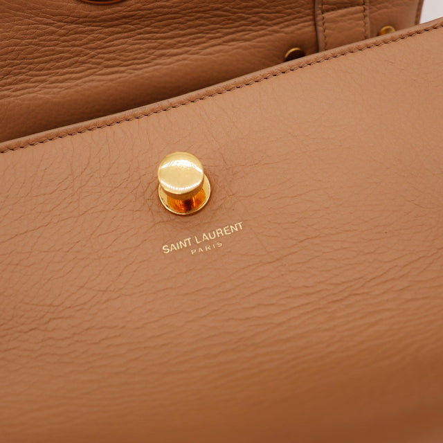 Détail logo Saint Laurent Paris gravé sur le cuir camel — AMANA Vintage