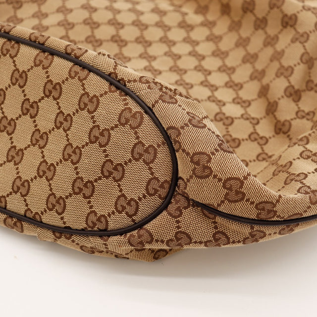 Détail coin bas Hobo Gucci fond ovale toile monogrammée — AMANA Vintage