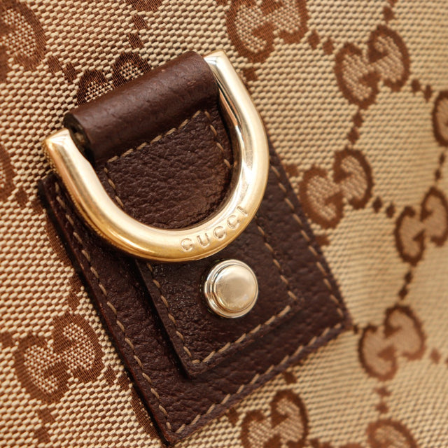 Détail anneau D doré Gucci gravé sur cuir marron — AMANA Vintage