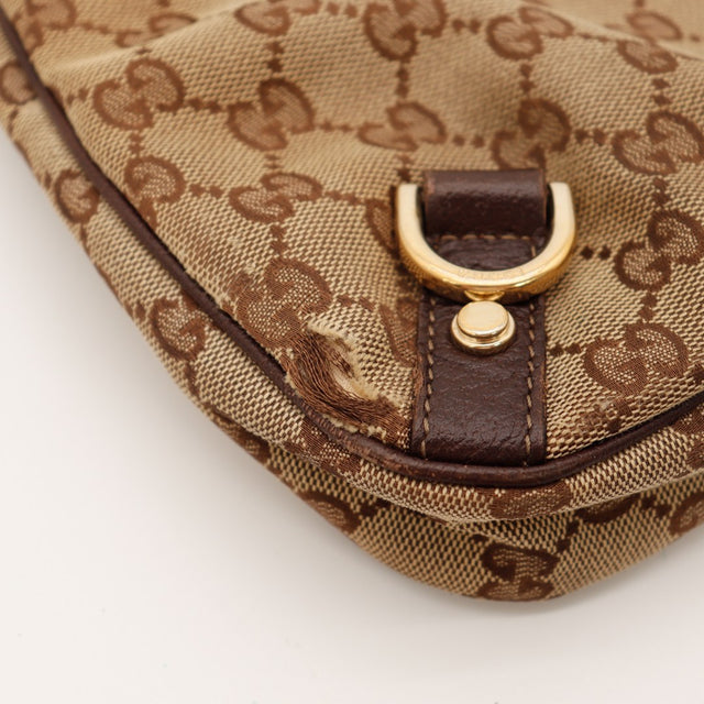 Détail coin inférieur Gucci Hobo D-Ring frottements légers — AMANA Vintage