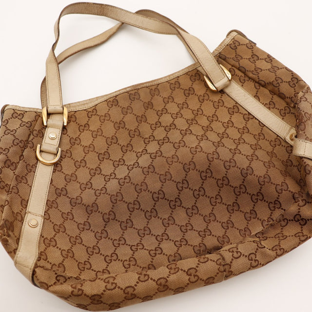 Détail anses cuir beige usé Hobo Gucci — AMANA Vintage