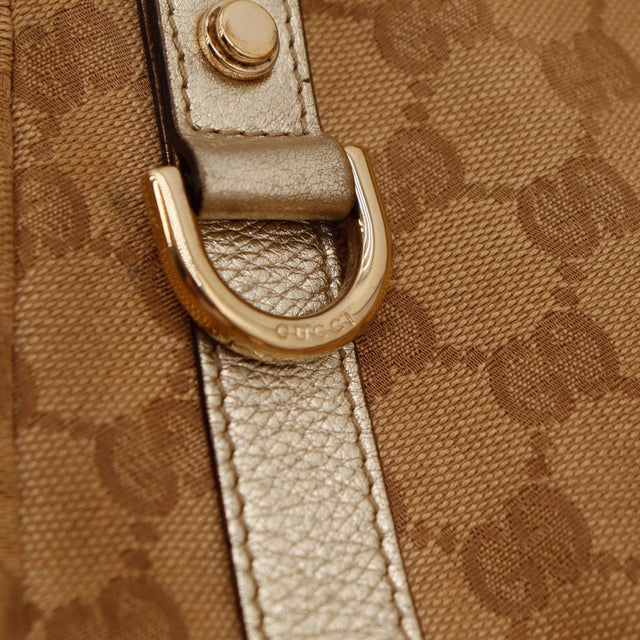 Détail anneau D-ring et cuir grainé doré Gucci Hobo — AMANA Vintage