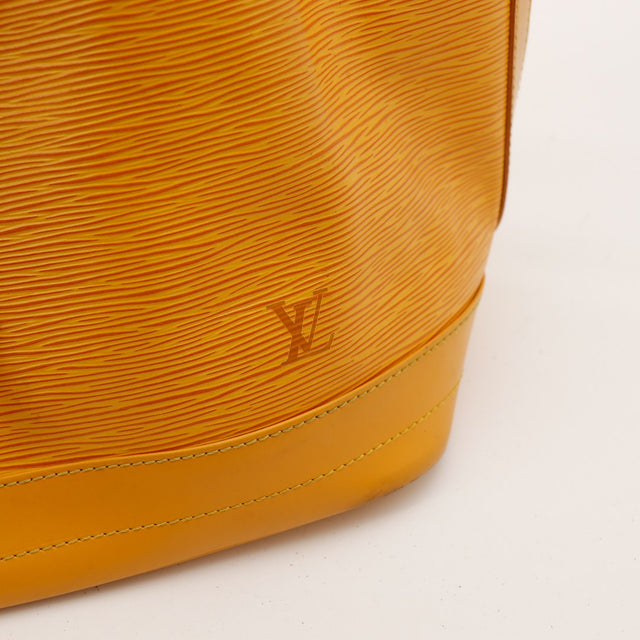 Detail cuir Epi Jaune Louis Vuitton logo LV grave — AMANA Vintage