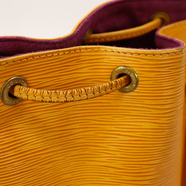 Detail interieur Louis Vuitton Noe Epi Jaune doublure violette oeillets — AMANA Vintage