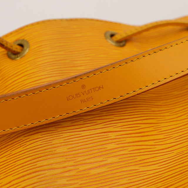 Detail bandouliere Louis Vuitton Noe Epi Jaune estampille Paris — AMANA Vintage